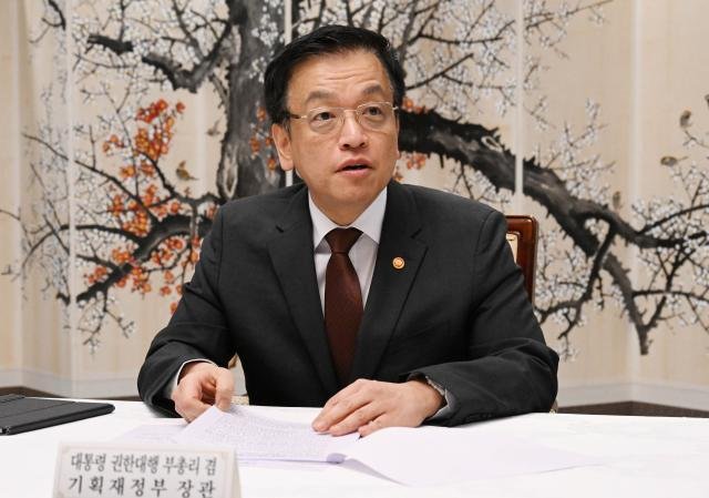 최상목 대통령 권한대행 부총리 겸 기획재정부 장관이 24일 정부서울청사에서 대외경제 현안 간담회를 하고 있다