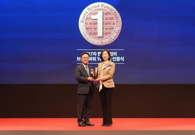 지난 25일 서울 신라호텔에서 열린 ‘한국 산업의 브랜드파워’ 시상식에서 양성회 하나투어 고객경험본부장오른쪽이 한수의 한국능률협회컨설팅 대표이사와 기념촬영하고 있다 사진하나투어