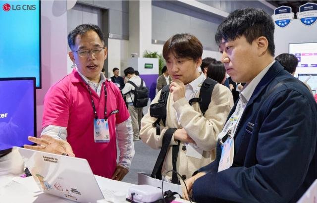 LG CNS Á÷¿øÀÌ ¸¶ÀÌÅ©·Î¼ÒÇÁÆ® AI Åõ¾î ÀÎ ¼¿ï¿¡¼ LG CNSÀÇ »ý¼ºÇü AI Çõ½Å »ç·Ê¸¦ ¼Ò°³Çϰí ÀÖ´Ù »çÁøLG CNS