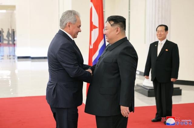 김정은 북한 국무위원장이 지난 21일 방북한 세르게이 쇼이구 러시아 국가안보회의 서기와 반갑게 상봉하고 신뢰적이며 따뜻한 분위기 속에서 담화를 나눴다고 조선중앙통신이 22일 보도했다 사진연합뉴스