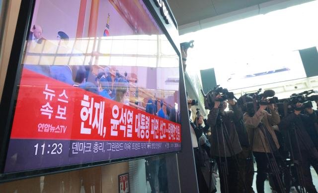 4일 오전 서울역에서 시민들이 윤석열 대통령 탄핵심판 사건 최종선고 생중계 방송을 지켜보고 있다사진유대길 기자