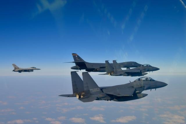 한·미 양국이 지난 2월 20일 한반도 상공에서 미국 B-1B 전략폭격기가 전개한 가운데 연합공중훈련을 실시하고 있다 사진국방부