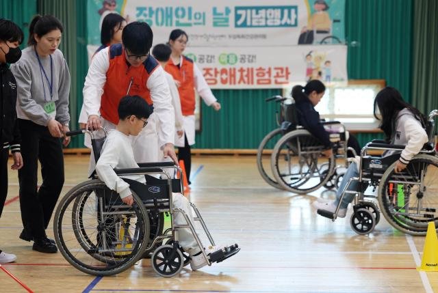 장애인의 날을 사흘 앞둔 17일 광주 북구 문화초등학교 강당에서 열린 장애체험교실에서 학생들이 건강생활지원센터 직원들과 시각장애 휠체어 체험 등을 경험하고 있다 2025417 사진광주 북구