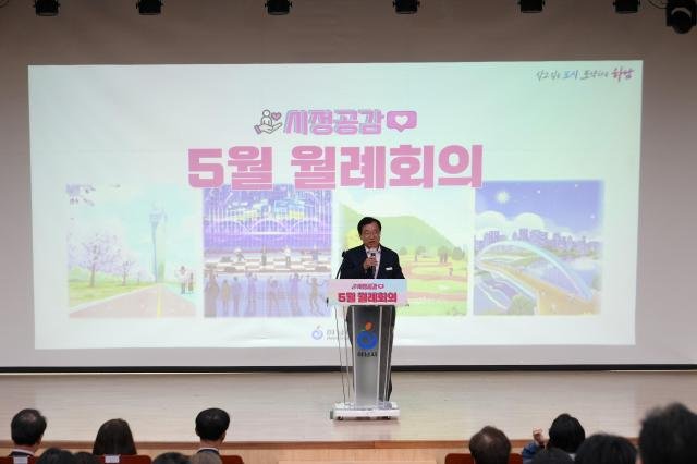 하남시청 대회의실에서 개최된 5월 월례회의에서 이현재 하남시장이 인사말씀을 전하고 있다 사진하남시