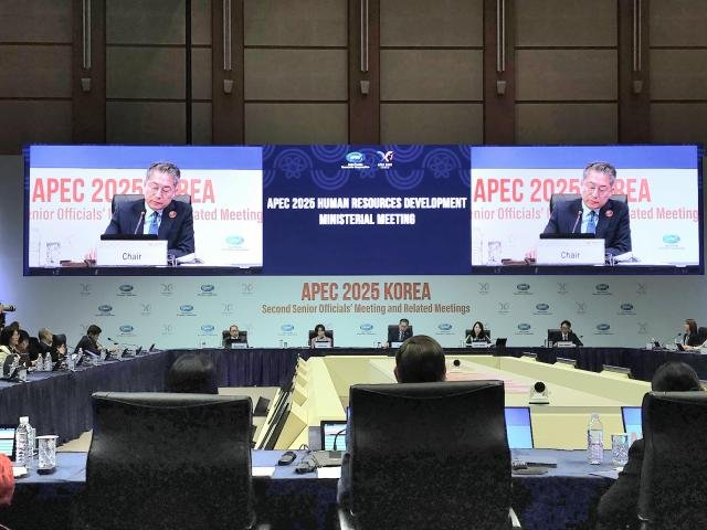 ±è¹Î¼® APEC °í¿ë³ëµ¿Àå°üȸÀÇ ÀÇÀå°í¿ë³ëµ¿ºÎ Àå°ü Á÷¹«´ëÇàÀÌ 12ÀÏ Á¦ÁÖ¿¡¼ °³ÃÖµÈ APEC °í¿ë³ëµ¿Àå°üȸÀÇ¿¡¼ °³È¸»ç¸¦ Çϰí ÀÖ´Ù »çÁø±èÀ¯Áø ±âÀÚ