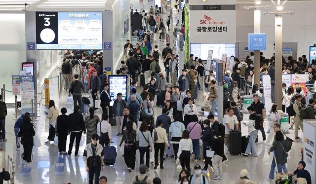 5월 황금연휴를 앞둔 1일 인천국제공항 제1여객터미널 출국장이 승객들로 북적이고 있다 202551 사진연합뉴스