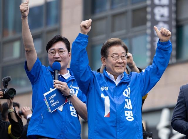 더불어민주당 이재명 대선 후보가 24일 경기 시흥시 배곧아브뉴프랑센트럴광장에서 열린 유세에서 시민들에게 인사하고 있다사진연합뉴스