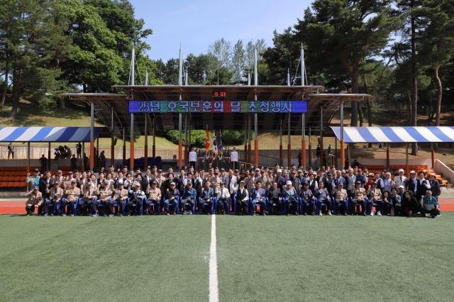 Çà»ç¿¡ Âü¿©ÇÑ ÂüÀü¿ë»ç ¹× º¸ÈÆ´Üü ±â°üÀåµéÀÌ ºÎ´ë À庴µé°ú ±â³ä»çÁø ÃÔ¿µÀ» Çϰí ÀÖ´Ù »çÁøÀ°±º Á¦23°æºñ¿©´Ü