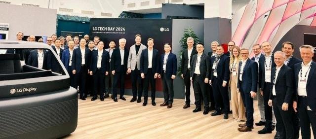 LG±×·ìÀÇ ÀÚµ¿Â÷ ºÎǰ »ç¾÷À» ÇÏ´Â ÁÖ¿ä °è¿»ç ÃÖ°í °æ¿µÁøÀº Áö³ Áö³ÇØ 3¿ù 11¡12ÀÏÇöÁö½Ã°£ µ¶ÀÏ ½´ÅõÆ®°¡¸£Æ®¿¡ ÀÖ´Â ¸Þ¸£¼¼µ¥½º-º¥Ã÷ º»»ç¸¦ ã¾Ò´Ù »çÁøÀº º¥Ã÷ ãÀº LG °è¿»ç ¼öÀåµé »çÁøLGÀüÀÚ