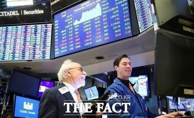 29(ð) ǰŷ(NYSE) ٿ30  ŷϺ 0.75%(300.03Ʈ)  4527.62 ŷ ƴ. /AP.ý