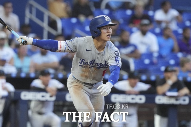 LA   8 ֹ̾  2025 MLB ⿡ 8ȸ  Ƽ Ʈ ϰ ִ./ֹ̾=AP.ý