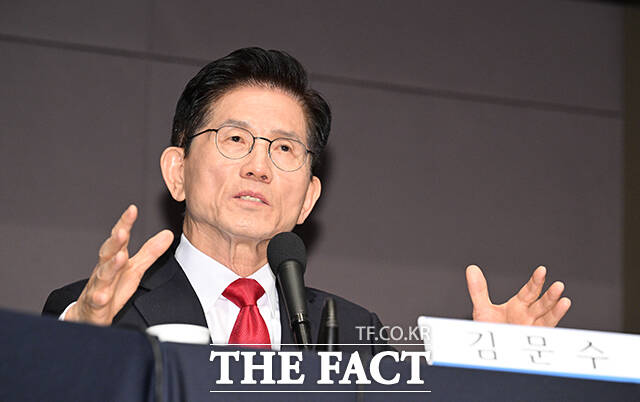 蹮  뼱ĺ 8   ߱ ѱͿ  'Ŭ û ȸ'    ϰ ִ. / 
