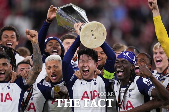   22  ٿ  ޽ Ÿ򿡼  2024~2025  ౸(UEFA) ĸ(UEL)    Բ ƮǸ  ø ִ. /AP.ý