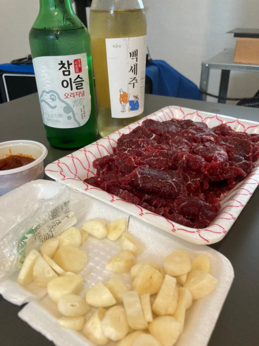 생고기에 백이주 한잔 합니다. - 뽐뿌:자유갤러리 생고기에 백이주 한잔 합니다.