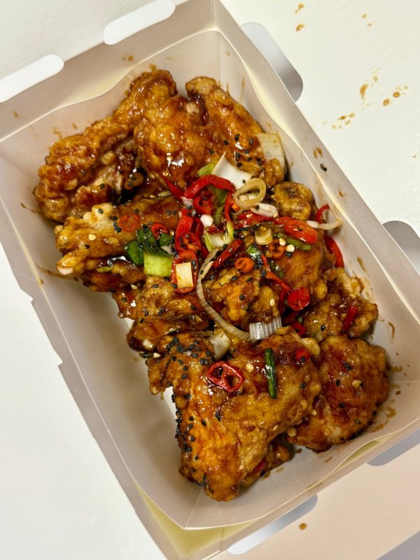 상추쌈해서 먹는 치킨 ㅎㅎ