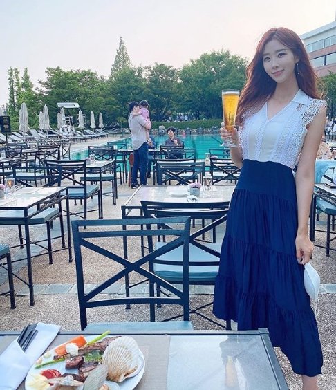 진달래 아나운서, 잔을 든 채로 카메라 향해 짠 - 뽐뿌:방송/연예뉴스 진달래 아나운서, 잔을 든 채로 카메라 향해 짠