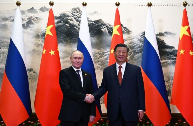  ߱ ּʰ ̸ Ǫƾ þ  16ð ȸ㿡 ռ Ǽϰ ִ APմ Chinese President Xi Jinping left and Russian President Vladimir Putin pose for a photo prior to their talks in Beijing