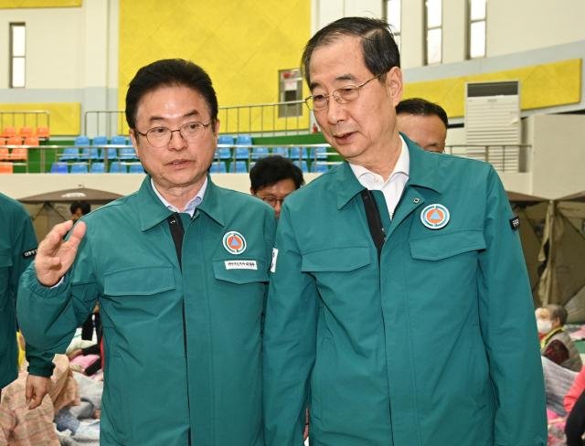 한덕수 대통령 권한대행 국무총리가 24일 이철우 경북도지사와 함께 의성체육관에 마련된 주민대피소에서 대피 주민들을 위로하고 있다 사진경상북도
