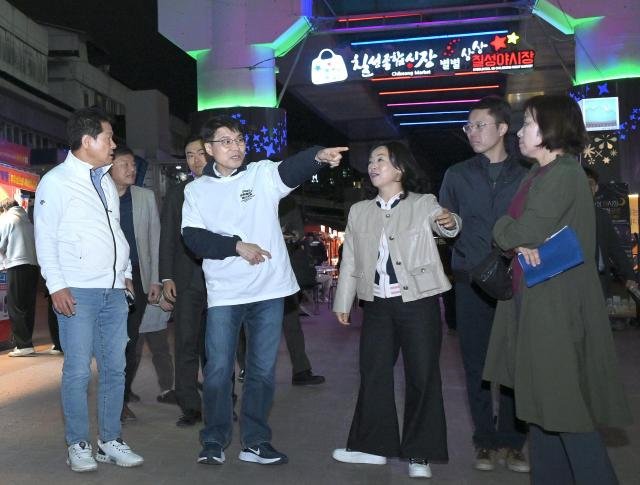 김정기 대구시장 권한대행 행정부시장은 최근 침체된 야시장 운영으로 어려움을 겪고 있는 상인들을 돕기 위해 칠성야시장을 직접 방문했다 사진대구시