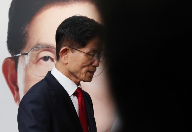 蹮  뼱 ĺ 4  ǵ 翡  ȸ ģ ̵ϰ ִ մ