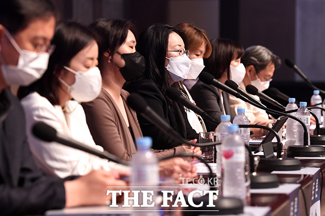 '정보통신망법개정안' 내용과 쟁점을 토론하는 참가자들./남용희 기자