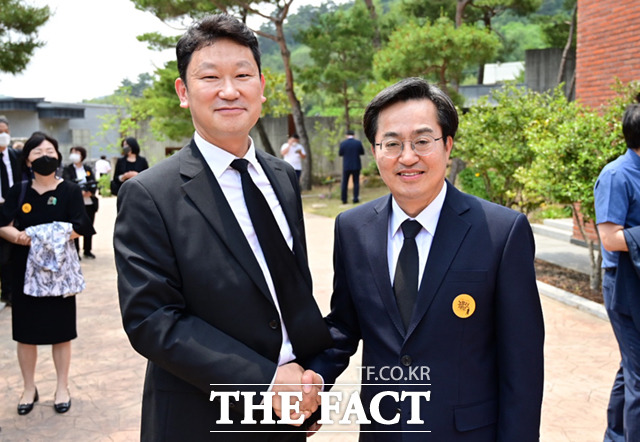 노 전 대통령 사위인 곽상언 변호사(왼쪽)와 악수하는 김 후보.