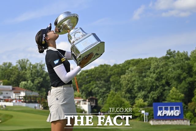 오랜 부진에서 탈출한 전인지가 27일 2022 LPGA 투어 세 번째 메이저 대회인 KPMG 위민스 PGA 챔피언십에서 우승한 뒤 트로피에 입을 맞추고 있다./베데스다(미 메릴랜드주)=AP.뉴시스