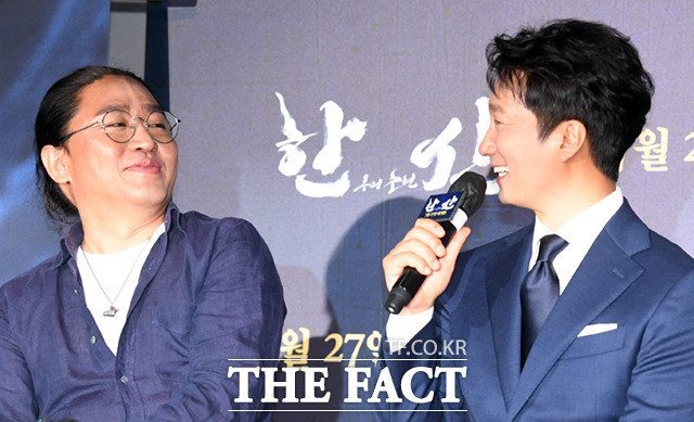 김 감독(왼쪽)과 이순신 역을 맡은 배우 박해일이 영화에 대해 소개하고 있다.