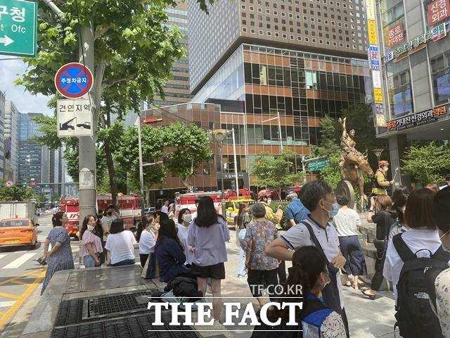 서울 종로구에 있는 대형 빌딩이 흔들렸다는 신고가 접수돼 입주자들이 긴급 대피했다./트위터 캡처