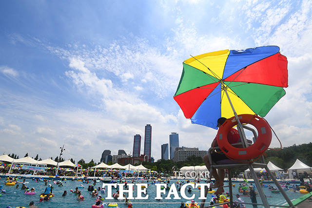 전국 대부분 지역에 폭염특보가 발효된 2일 오후 서울 영등포구 여의도 한강공원 수영장을 찾은 시민들이 물놀이를 하며 더위를 식히고 있다. /이동률 기자