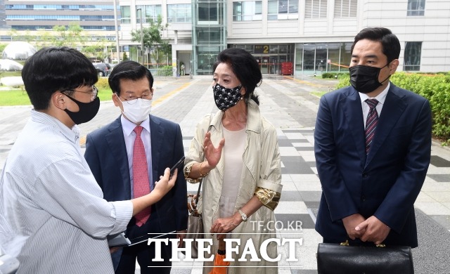 이재명 더불어민주당 의원을 상대로 손해배상 청구 소송을 낸 배우 김부선 씨가 소송을 취하하겠다는 뜻을 밝혔다. 소송을 제기한 지 3년 9개월 만이다. /이동률 기자
