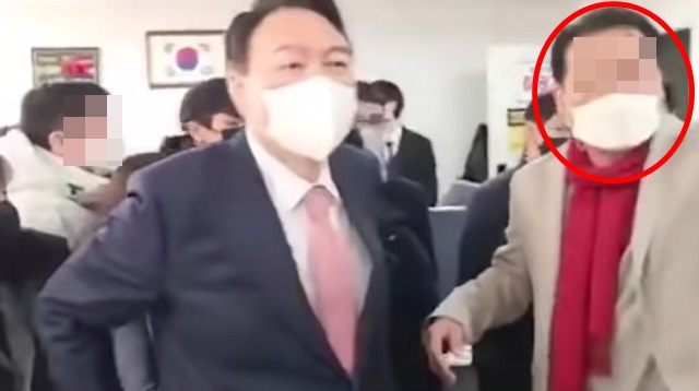 지난 1월 윤석열 당시 국민의힘 대선 후보가 서울 여의도 대하빌딩 네트워크본부 사무실 방문 당시 건진법사 전 씨(붉은 원)의 안내를 받고 있는 모습. /유튜브 갈무리
