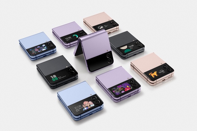 국내에서 출시되는 '갤럭시 Z 플립4'는 256GB와512GB 내장 메모리 모델로 가격은 각각 135만3000원과 147만4000원이다. 색상은 보라 퍼플과 그라파이트, 핑크 골드, 블루 등 4가지로 출시된다. /삼성전자 제공