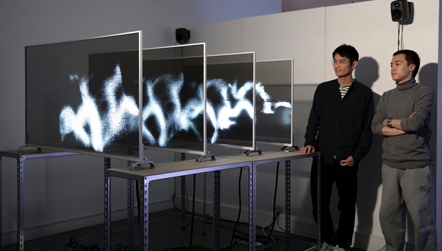 관람객들이 LG디스플레이의 투명 OLED 패널 4대를 활용해 만든 작품명 '타임 플럭스'를 감상하고 있다. /LG디스플레이 제공