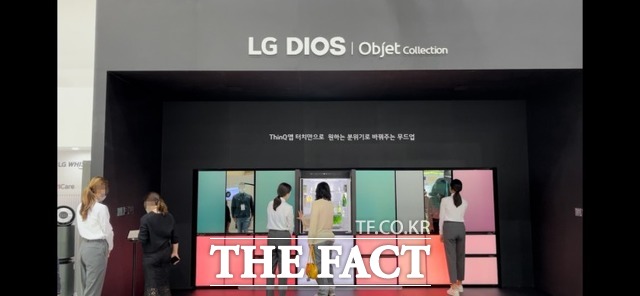 관람객들이 LG 씽큐 앱을 통해 냉장고 색을 변경할 수 있는 'LG 디오스 오브제컬렉션 무드업' 제품을 체험하고 있다. /최문정 기자