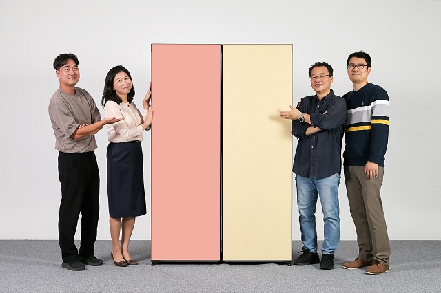삼성전자는 비스포크 1도어 냉장고가 대한인간공학회가 주관하는 '2022년 인간공학 디자인상'에서 최고상인 '그랑프리'를 받았다. 이보나 삼성전자 생활가전사업부 CX팀 상무와 팀원들이 인간공학디자인상 '그랑프리'를 수상한 비스포크 1도어 냉장고를 소개하고 있는 모습. /삼성전자 제공
