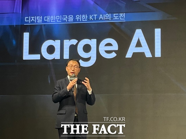 구현모 KT 대표가 16일 KT는 서울 송파구 소피텔 앰배서더 서울에서 KT AI 전략에 대해 발표하고 있다. /최문정 기자