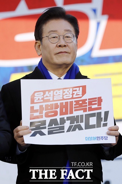 이재명 더불어민주당 대표는 4일 오후 서울 숭례문 앞에서 열린 '윤석열 정권 민생 파탄, 검사 독재 규탄대회'에서 
