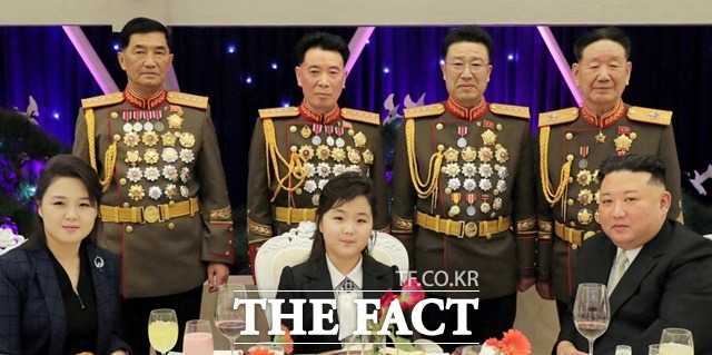 북한은 김정은 국무위우장이 건군절을 기념해 부인 리설주, 딸 김주애(앞줄 가운데)와 함께 북한 군 장성 숙소를 방문하고 기념연회에 참석했다며 관련 사진을 8일 공개했다./VOA