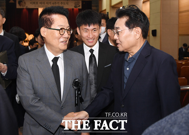 박지원 전 국정원장(왼쪽)과 전병헌 전 청와대 정무수석이 인사하고 있다.