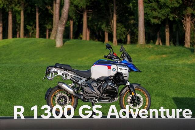 BMW ̵ èǾ 2024 ȸ忡 BMW   ͻŬ '  R 1300 GS 庥ó' õ ִ. /BMWڸ