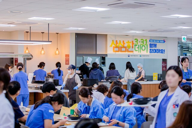 지난달 31일 아워홈이 이대서울병원강서점에서 '삼삼한 데이' 캠페인을 실시하고 있다. /아워홈