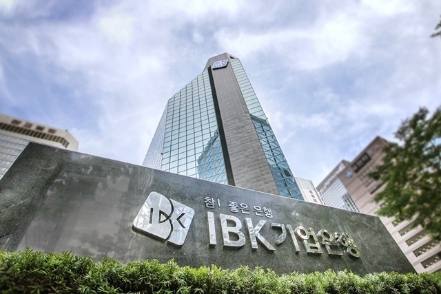 'IBK 쇄신위원회'는 1일 오후 첫 회의를 열고 기업은행의 업무프로세스, 내부통제 및 조직문화 쇄신 방향 등에 대해 논의한다. /IBK기업은행