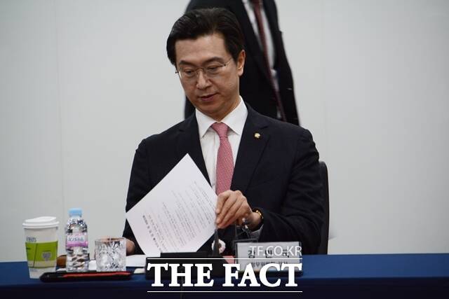 강민국 국회 정무위원회 간사가 2일 서울 중구 여신금융협회 회의실에서 열린 '국민의힘-여신금융업계 현장 간담회'에 참석해 자료를 확인하고 있다. /김태환 기자