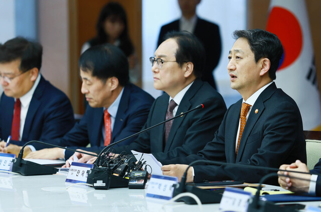 한편, 안덕근 산업통상자원부 장관(맨 오른쪽)은 3일 미국 정부의 상호관세 부과에 대응하기 위해 대한상공회의소에서 ‘민관 합동 미 관세조치 대책회의’를 개최했다. / 산업부