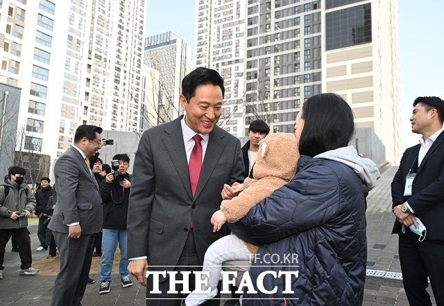 오세훈 서울시장이 지난달 31일 '미리내집' 롯데캐슬 이스트폴(광진구 자양동)을 방문해 입주 예정 신혼부부와 현장을 둘러보고 있다. /서울시