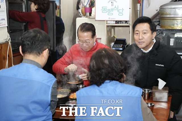 오세훈 서울시장이 오는 13일 '제21대 대통령 선거 출마'를 선언한다고 밝혔다. 사진은 권영세 국민의힘 비상대책위원장(왼쪽)과 오세훈 서울시장이 1월 24일 민생안정지원 현장방문차 서울 동자동 쪽방촌을 방문, 온기창고와 치과, 골목 등을 살핀 뒤 동행식당에서 식사를 하고 있다. /국민의힘
