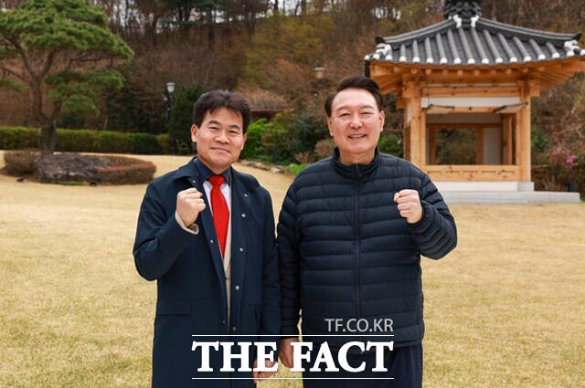 전한길 한국사 강사(왼쪽)가 9일 윤석열 전 대통령과 대통령 관저에서 기념 사진을 찍고 있다. /전한길 뉴스
