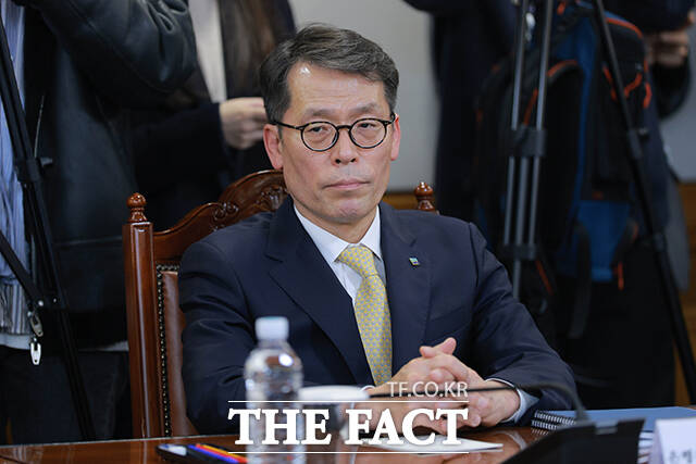 IBK기업은행의 800억원대 부당대출 사태와 관련해 노조와 국회의원들이 김성태 기업은행장의 사퇴를 요구했다. /더팩트 DB