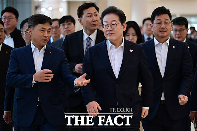 이재명 더불어민주당 대선 후보는 서울고등법원이 공직선거법 위반 사건의 파기환송심을 대선일 이후로 연기한 것과 관련해 